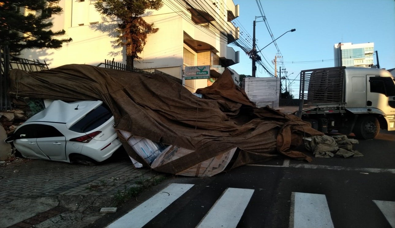 Caminhão desgovernado atinge dois veículos em Pato Branco