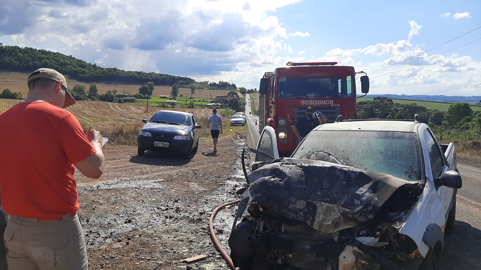 Carro pega fogo após colisão com trator no interior