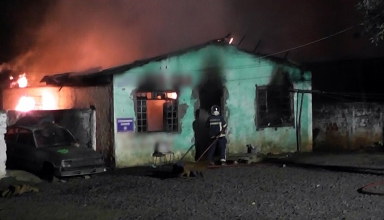 Incêndio destrói casa no centro de Pato Branco
