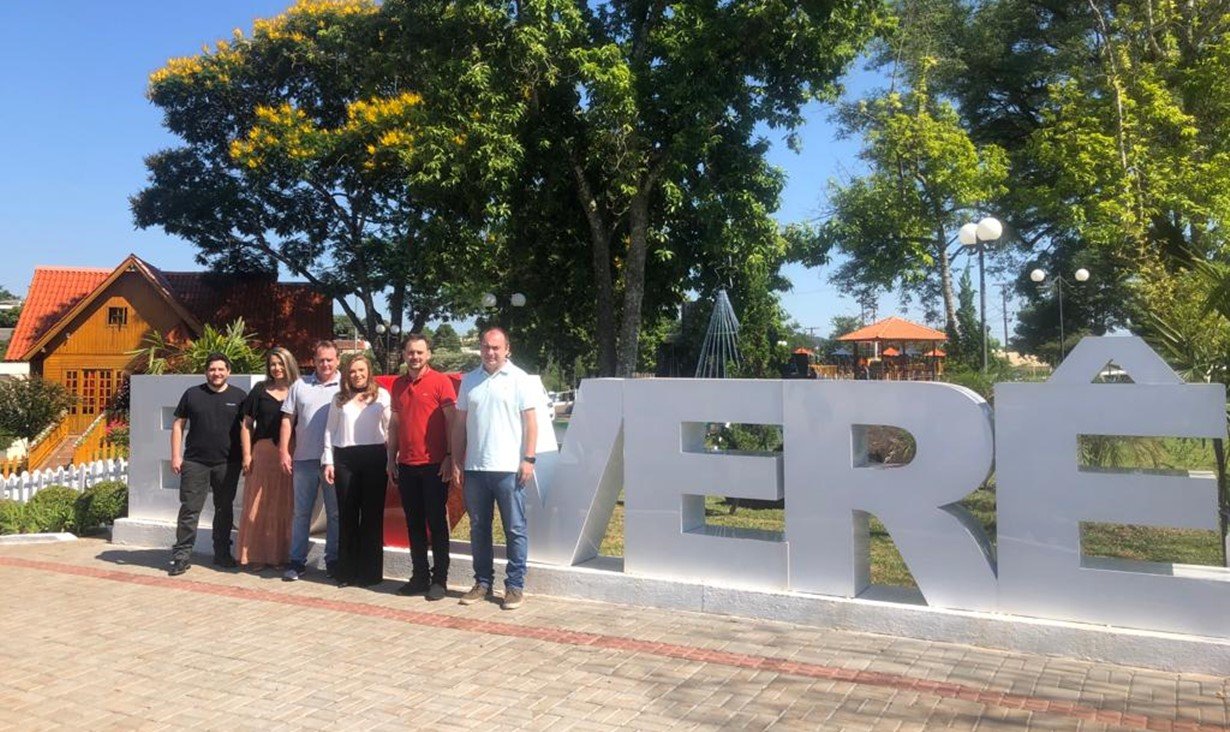 Em Verê, Leandre estuda transformação de escola em complexo social