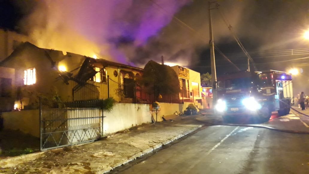 Chamas consomem casa no Bairro Vila Nova em Francisco Beltrão
